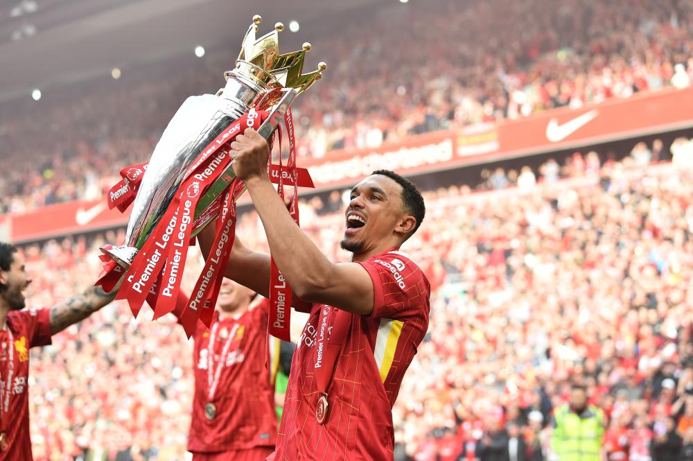 AC米兰在意大利杯负于拉齐奥，终结13场不败，放弃杯赛以专注意甲，凸显战略调整。